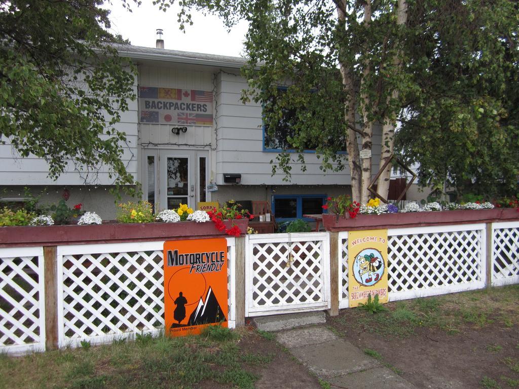 Beez Kneez Bakpakers Pansiyon Whitehorse Dış mekan fotoğraf
