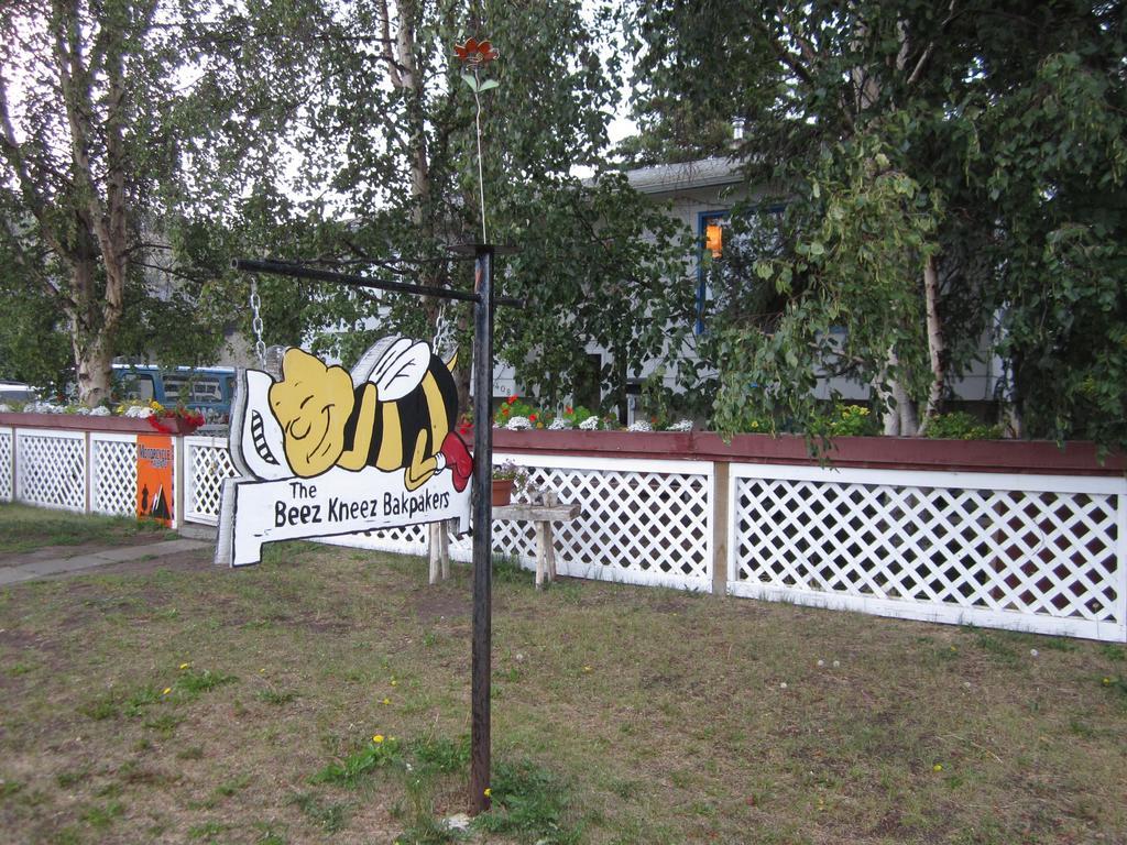 Beez Kneez Bakpakers Pansiyon Whitehorse Dış mekan fotoğraf